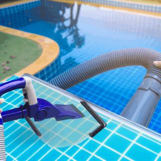 Comment nettoyer le fond de la piscine sans aspirateur ?